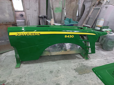 Стеклопластиковый капот на трактор John Deere 8430